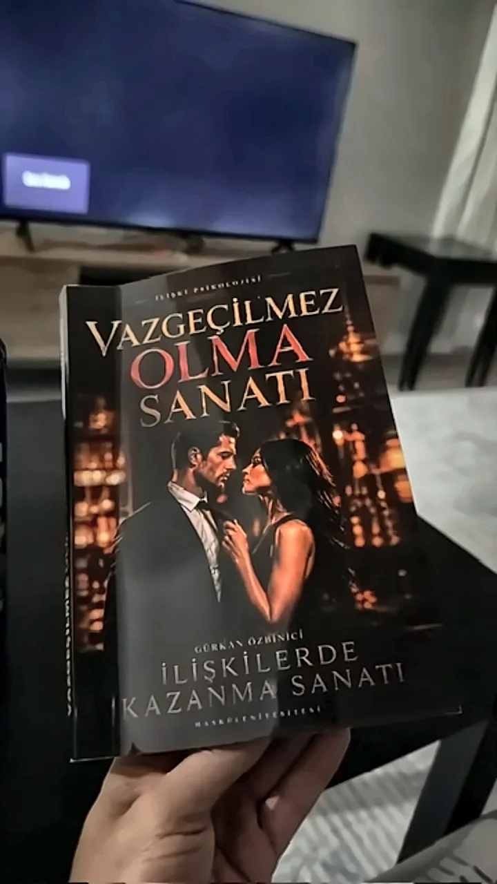 Okurumuzun elindeki Vazgeçilmez Olma Sanatı kitabı