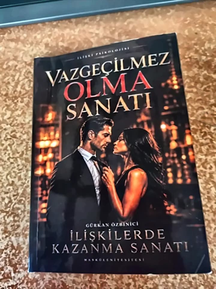 Okurumuzun elindeki Vazgeçilmez Olma Sanatı kitabı