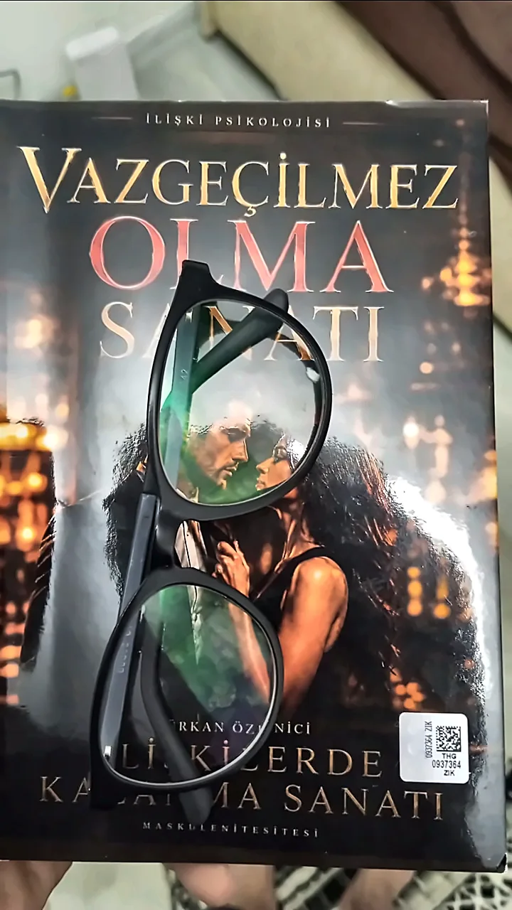 Okurumuzun elindeki Vazgeçilmez Olma Sanatı kitabı