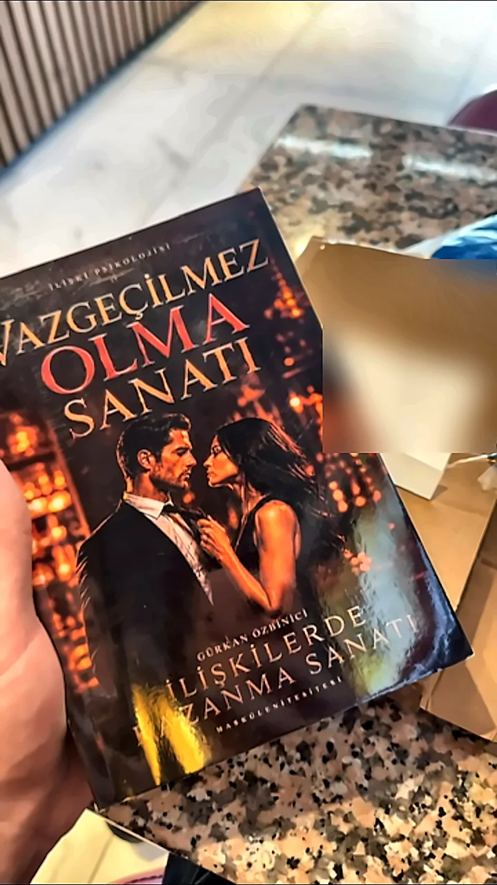 Okurumuzun elindeki Vazgeçilmez Olma Sanatı kitabı