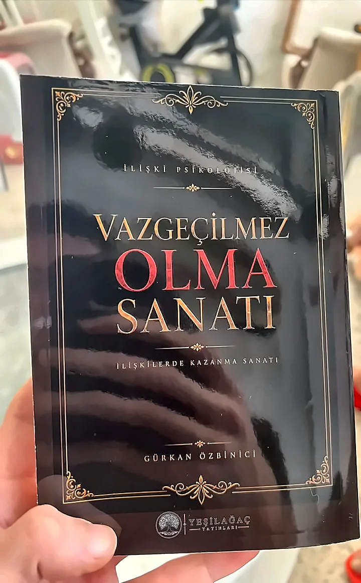 Okurumuzun elindeki Vazgeçilmez Olma Sanatı kitabı